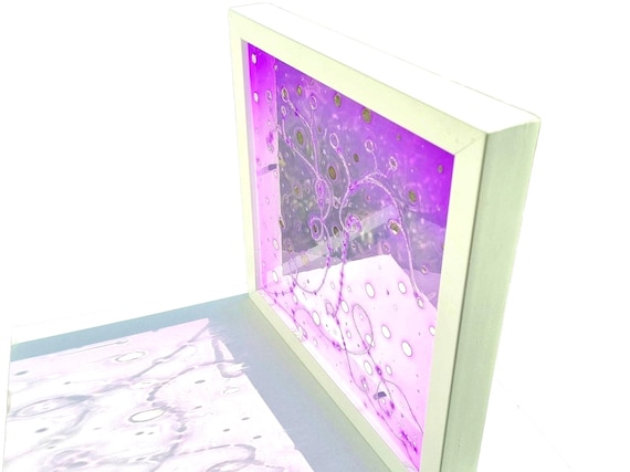 Lila Baum Glasgemälde von Marachowska Art – Ein strahlendes Highlight für dein Fenster