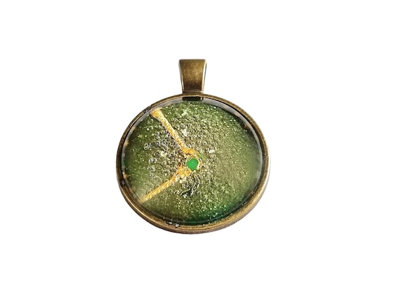 Bronze Anhänger, goldene und grüne Farben, leuchtet im Dunkeln