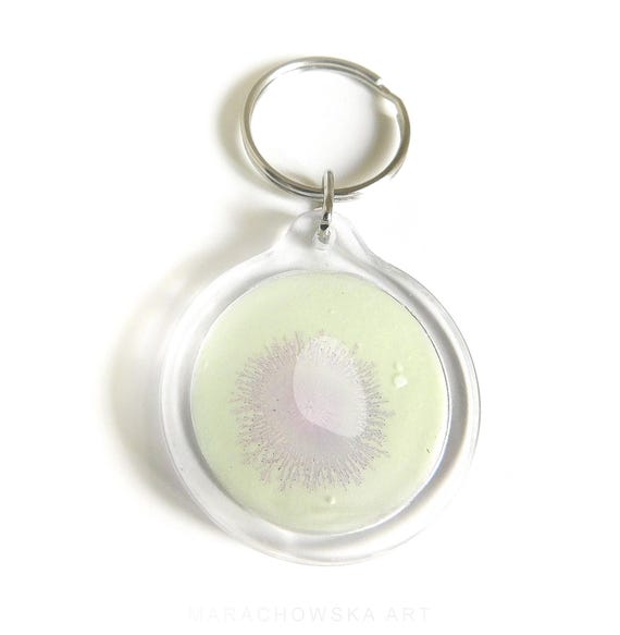 Schlüsselanhänger mit lila Glasmalerei, leuchtet im Dunkeln