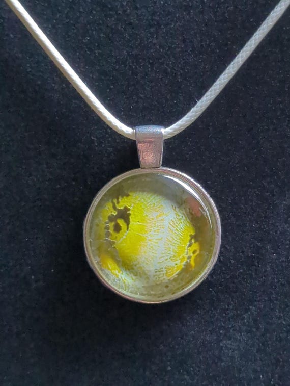 Einzigartiges Leuchtendes Anhänger-Gemälde aus Glas – Strahlend in der Dunkelheit – Perfekt für Sammler und Liebhaber