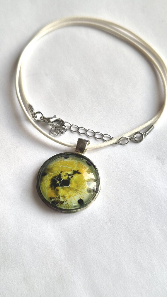 Handgefertigter Schmuck Anhänger, gelb-weiß-gold, leuchtendes Kunstwerk von Maria Marachowska