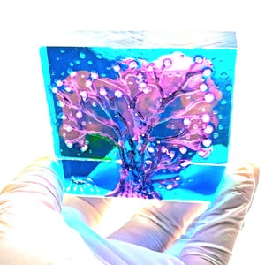 Einzigartiges Lila Baum Glasgemälde – Handgefertigtes Unikat von Maria Marachowska für Ihre Fensterdekoration