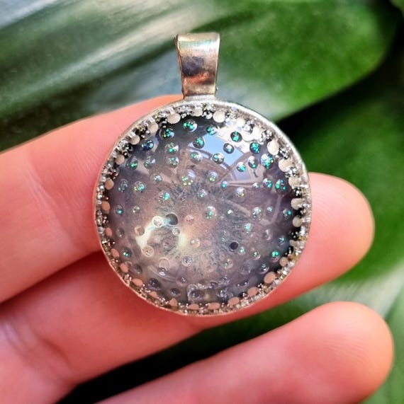 Original Gemälde, Glitzer Anhänger, leuchtet im Dunkeln von Maria Marachowska