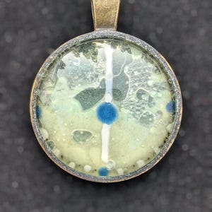 Einzigartiger Leuchtender Vintage-Pendant von Maria Marachowska – Handgemalte Glaskunst für Unisex-Liebhaber