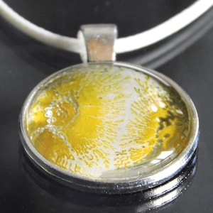 Unique Handmade Glow-in-the-Dark Jewelry by Maria Marachowska – Timeless Artistry Encased in Genuine Glass