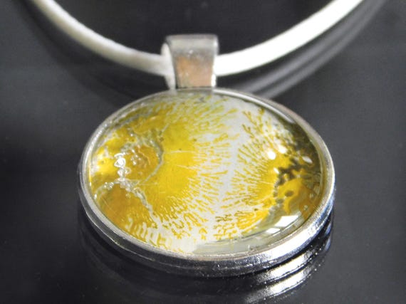 Einzigartiges Leuchtendes Anhänger-Gemälde aus Glas – Strahlend in der Dunkelheit – Perfekt für Sammler und Liebhaber
