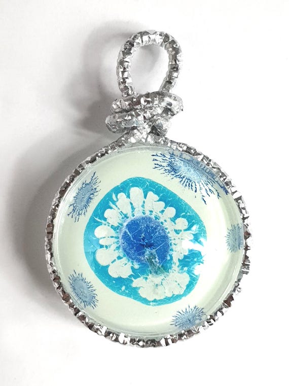 Blaues Glas-Pendant, fluoreszierende Farben, handgemacht von Maria Marachowska