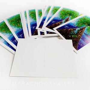 Diese Postkarte ist ein hochwertiger Druck des Original-Gemäldes "Seelandschaft Baum" von Maria Marachowska.