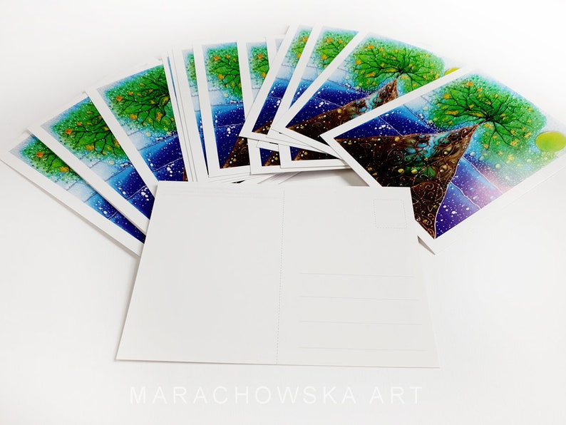 Diese Postkarte ist ein hochwertiger Druck des Original-Gemäldes "Seelandschaft Baum" von Maria Marachowska.