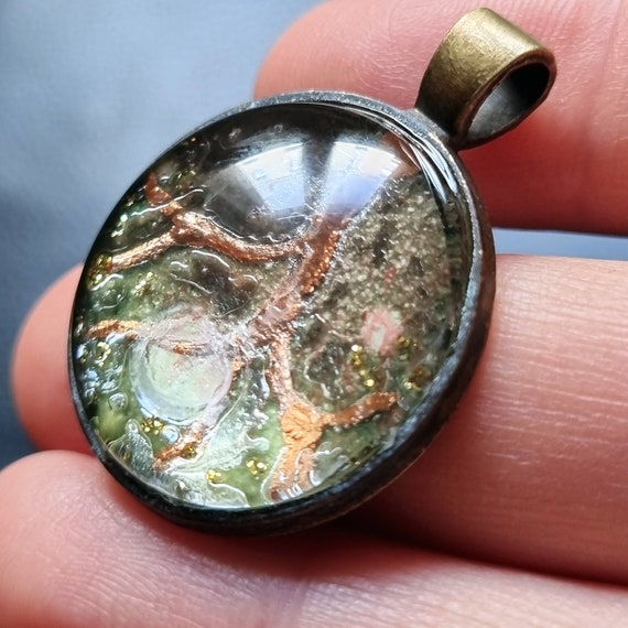 Handbemaltes Meisterwerk: Goldbaum-Anhänger aus Glas von Maria Marachowska
