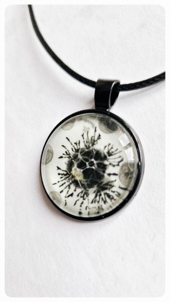 Handgefertigter Schmuck Anhänger, Schwarz Weiß mit Leuchtfarbe – Kunstwerk von Maria Marachowska