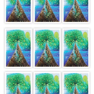 Diese Postkarte ist ein hochwertiger Druck des Original-Gemäldes "Seelandschaft Baum" von Maria Marachowska.