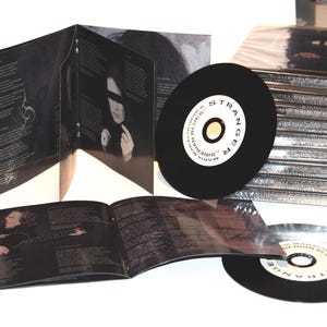 "Stranger", de Maria Marachowska – Uma obra-prima acústica com 15 canções profundas e um livreto em três idiomas para os amantes da música.