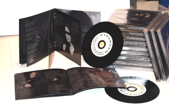 Maria Marachowska's "Stranger" – Akustisches Meisterwerk mit 15 tiefgründigen Songs und 3-sprachigem Booklet für Musikliebhaber