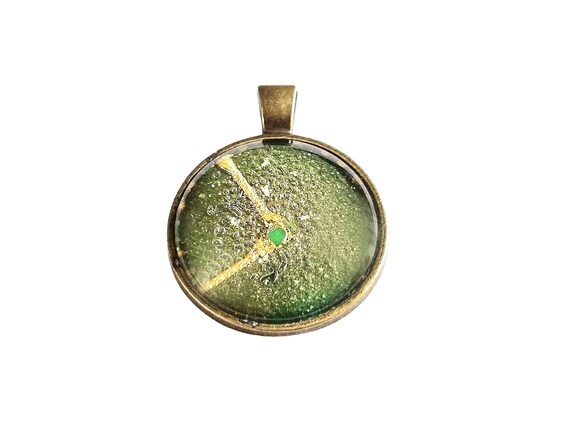 Bronze Anhänger, goldene und grüne Farben, leuchtet im Dunkeln