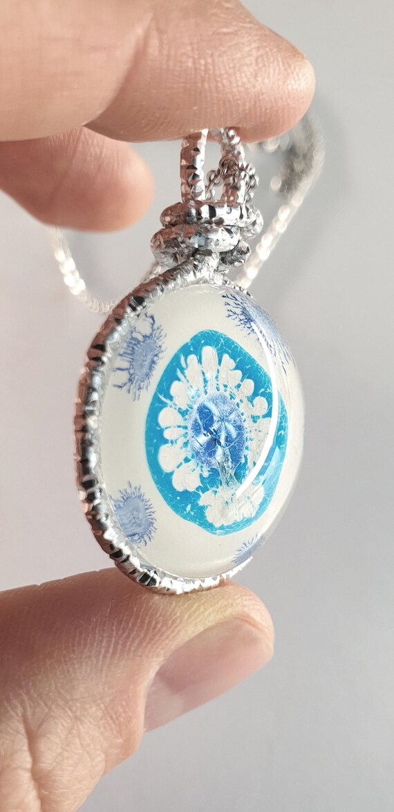 Blaues Glas-Pendant, fluoreszierende Farben, handgemacht von Maria Marachowska