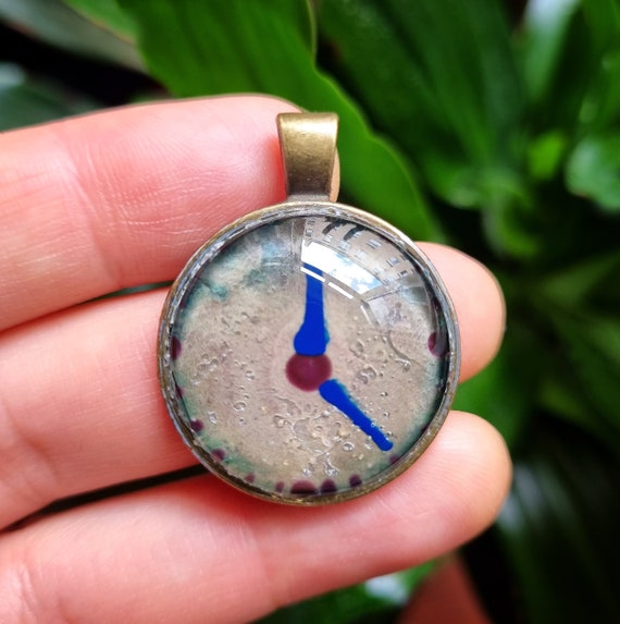 Gemälde in einem Ahänger Uhr leuchtet im Dunkeln