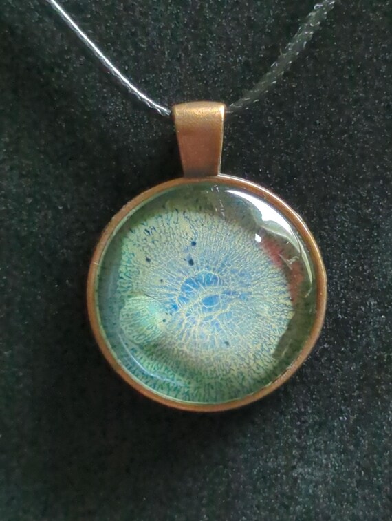 Handbemalte Halskette, Maria Marachowska Gemälde Anhänger, Blau, Leuchtet im Dunkeln