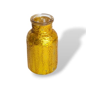 Könnte beinhalten: Eine dekorative Glasvase mit rissiger, goldener Oberfläche. Die Vase hat einen zylindrischen Körper und einen schmalen Hals, ideal für die Präsentation von Blumen oder als eigenständiges Akzentstück. Die goldene Farbe verleiht einen Hauch von Eleganz.