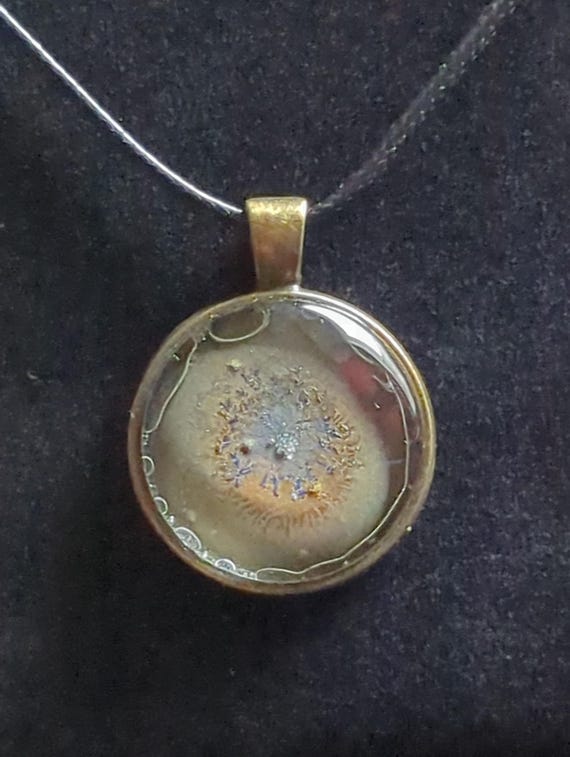 Dunkler Glasgemälde Anhänger leuchtet im Dunkeln