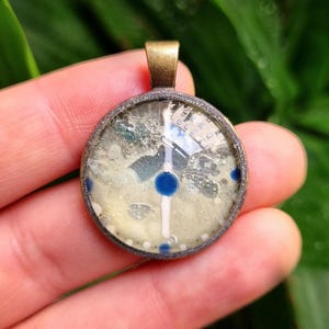 Einzigartiger Leuchtender Vintage-Pendant von Maria Marachowska – Handgemalte Glaskunst für Unisex-Liebhaber