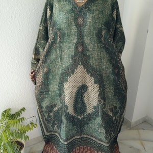 Kaftan de lana paisley verde, kaftan de mezcla de lana, vestido de invierno, ropa de salón, ropa de resort, vestido de invierno boho, regalos para ella, regalo de Navidad, bata boho