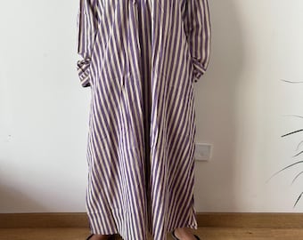 Caftan en coton à rayures violettes, caftan, tenue de vacances, vêtements d'intérieur, idées cadeaux pour elle, robe bohème, robe trapèze, robe imprimée à la main