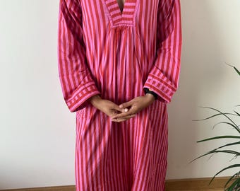 Caftan en coton à rayures roses et rouges, caftan, tenue de vacances, vêtements d'intérieur, idées cadeaux pour elle, robe bohème, robe trapèze, robe imprimée à la main