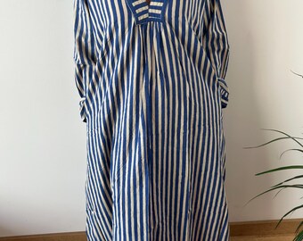 Caftan en coton à rayures bleues, caftan, tenue de vacances, vêtements d'intérieur, idées cadeaux pour elle, robe bohème, robe trapèze, robe imprimée à la main