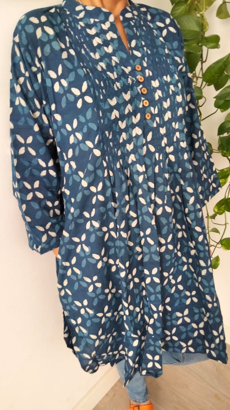 Tunique indigo, tunique en coton, cadeaux pour elle, vêtements de villégiature, robe d'été, tunique nervurée, haut en coton, vêtements de plage, maillot de bain, cadeau de fête des mères, haut boho image 5