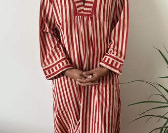 Caftan en coton à rayures rouges, caftan, tenue de vacances, vêtements d'intérieur, idées cadeaux pour elle, robe bohème, robe trapèze, robe imprimée à la main