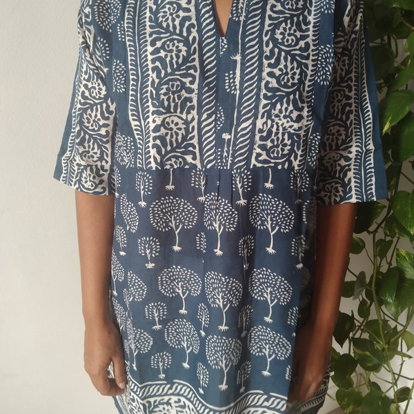 Tunique en coton indigo, tunique en coton biologique, cadeaux pour elle, tenue de villégiature, cadeau post-partum pour maman, cadeau bohème, tunique d'été, haut en coton, robe indigo