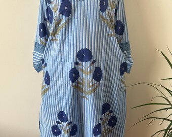 Caftan en coton à col mao et imprimé floral bleu, robe bohème, robe trapèze, robe imprimée.
