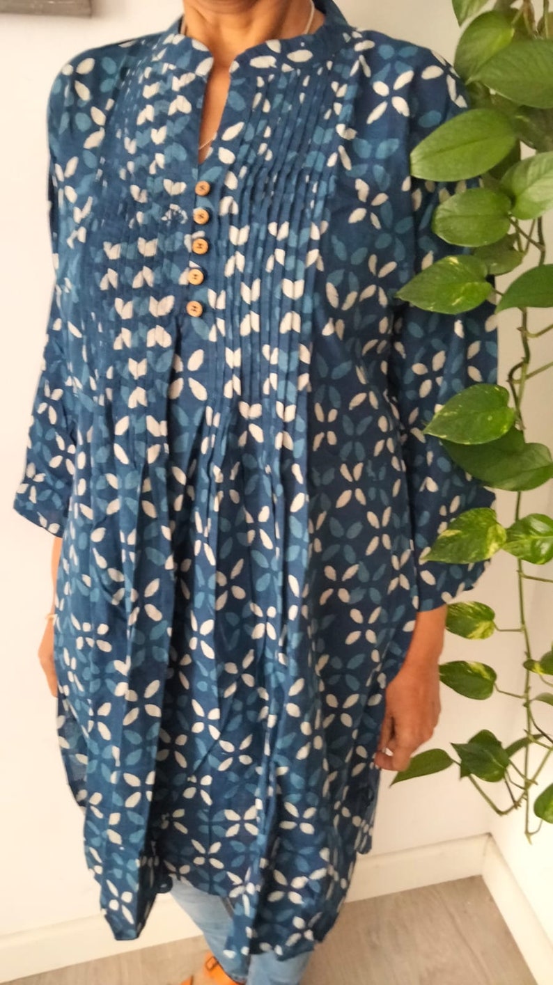 Tunique indigo, tunique en coton, cadeaux pour elle, vêtements de villégiature, robe d'été, tunique nervurée, haut en coton, vêtements de plage, maillot de bain, cadeau de fête des mères, haut boho image 4