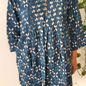 Tunique indigo, tunique en coton, cadeaux pour elle, vêtements de villégiature, robe d'été, tunique nervurée, haut en coton, vêtements de plage, maillot de bain, cadeau de fête des mères, haut boho image 9