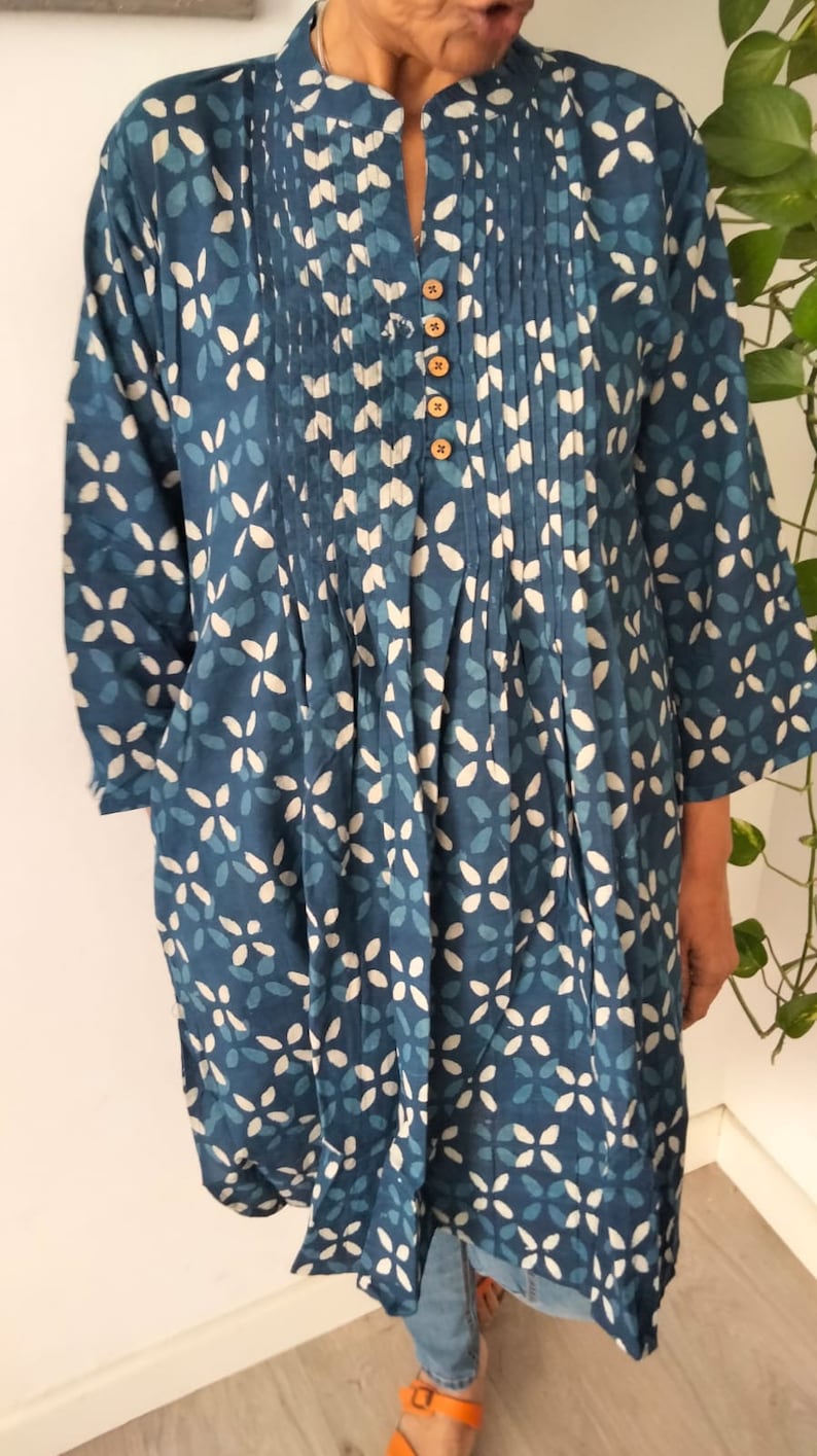 Tunique indigo, tunique en coton, cadeaux pour elle, vêtements de villégiature, robe d'été, tunique nervurée, haut en coton, vêtements de plage, maillot de bain, cadeau de fête des mères, haut boho image 9