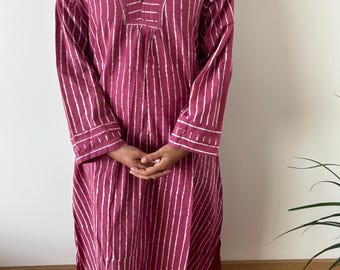 Caftan en coton à rayures bordeaux, caftan, tenue de vacances, vêtements d'intérieur, idées cadeaux pour elle, robe bohème, robe trapèze, robe imprimée à la main