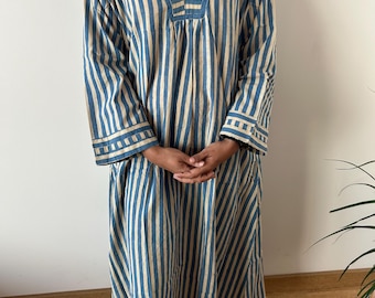 Caftan en coton à rayures bleues, caftan, tenue de vacances, vêtements d'intérieur, idées cadeaux pour elle, robe bohème, robe trapèze, robe imprimée à la main