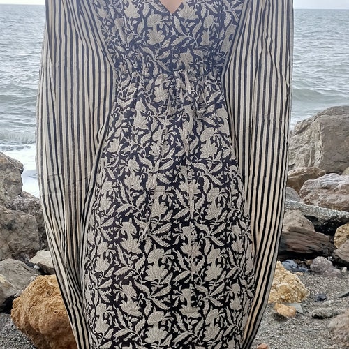 Kaftan en coton, caftan, vêtements de villégiature, vêtements de détente, vêtements de nuit, cadeaux pour elle, robe en coton, robe maxi, robe plus taille, robe boho, caftan floral noir