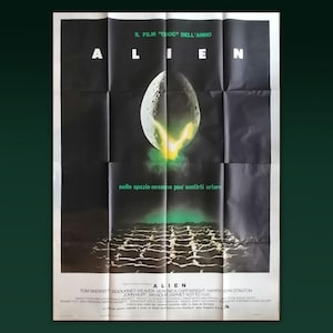 Può includere: Poster cinematografico vintage per il film "Alien". Il titolo è in lettere bianche su sfondo nero. Un oggetto a forma di uovo luminoso emette luce verde. Lo slogan recita: "Nello spazio nessuno può sentirti urlare".