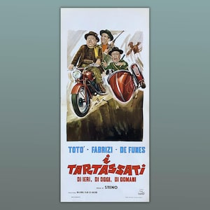 Könnte beinhalten: Vintage Filmplakat für "I Tartassati" mit Toto, Fabrizi und De Funes. Das Kunstwerk zeigt drei Männer auf einem roten Motorrad und Beiwagen vor einer Klippenkulisse. Der Filmtitel und die Credits sind enthalten.