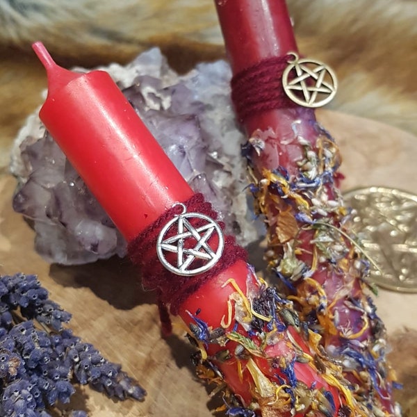 Witchy Kerze mit getrockneten Blüten und Anhänger - magische Altar Deko - Spell Candle - Hand made