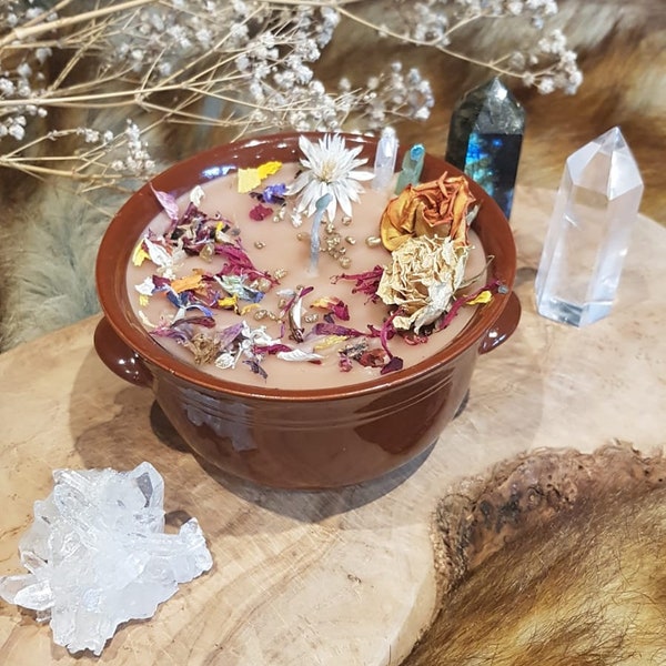Duftkerze in schöner Tasse mit Blüten und Kristallen