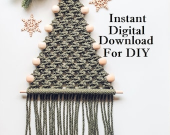 Puede incluir: Un tapiz de macramé con forma de árbol de Navidad en cordón verde oliva con cuentas de madera clara, un anillo de madera en la parte superior y base con flecos. Decorado con ramas de pino, piñas y dos copos de nieve de madera. Texto: Instant Digital Download For DIY.