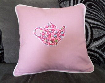 Coussin appliqué rose de cupcake de théière