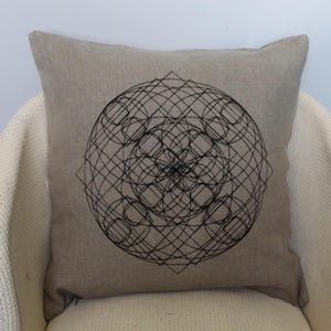 Kudde i linnemandala med broderi – broderad kudde med bovetemotiv, abstrakt geometrisk linjekonst för soffan