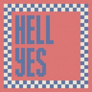 Può includere: Un motivo a punto croce quadrato con uno sfondo rosa salmone e il testo blu HELL YES in un carattere a blocchi. Il design è racchiuso da un bordo di quadrati alternati blu e bianchi, creando un distinto effetto a cornice a scacchi.