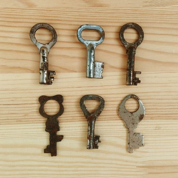 6 Old rusty keys Vintage metal skeleton keys Antique keys Steampunk Steel collection retro keys Rustic home decor Farmhouse style Furniture