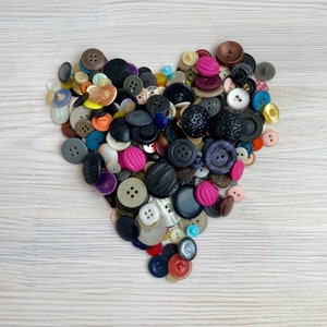 Lote de 300 botones vintage de 10 a 27 mm, de plástico y metal, en varios colores y estilos.