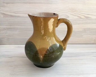 Oude kruik van geglazuurde klei met handvat Oranje groen aardewerk crock Landelijke keramische oude vaas Rustieke volkspot Terracotta vaartuig Oekraïne winkel